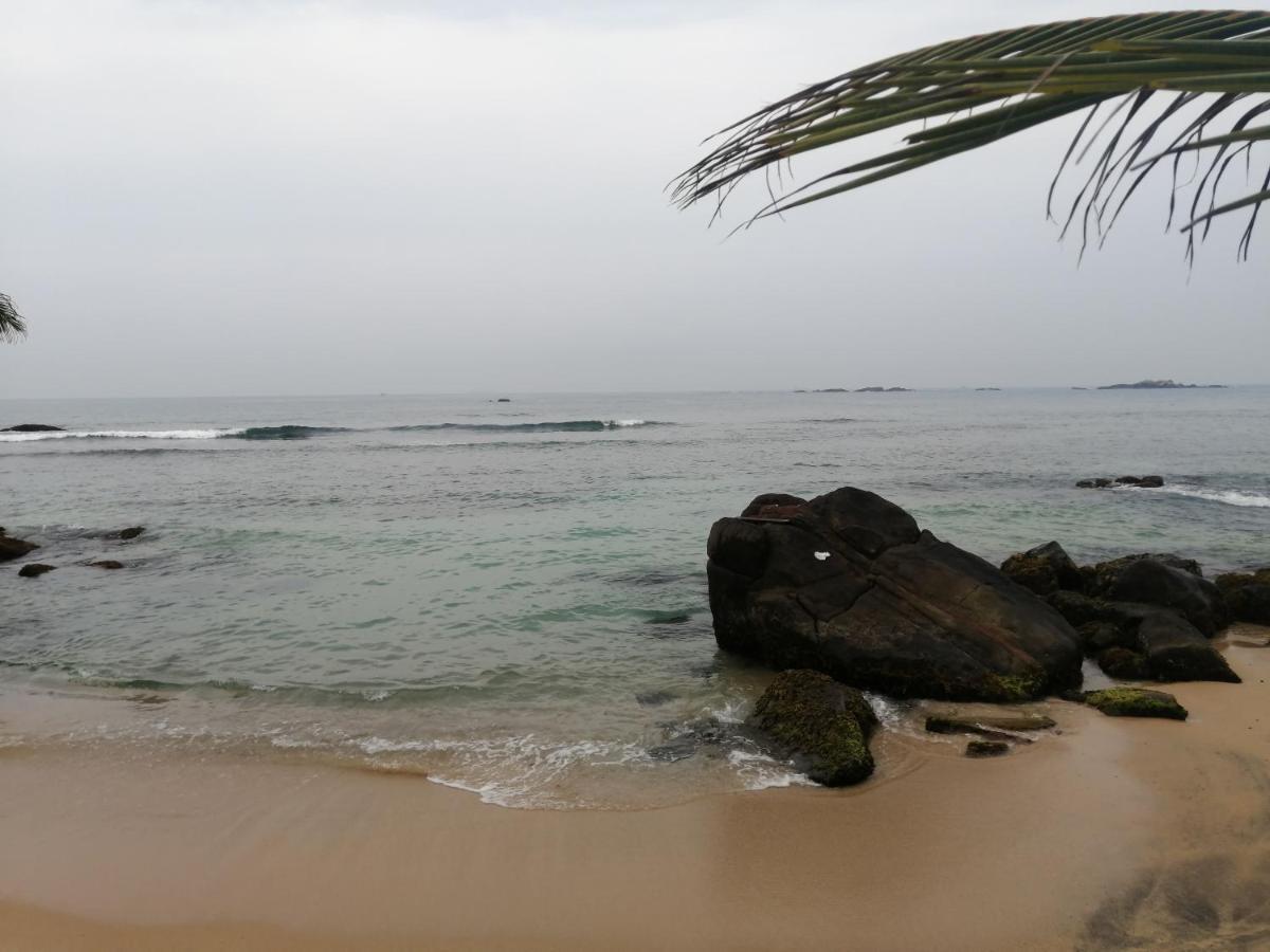 Happy Beach Villa Resort Unawatuna Exterior photo