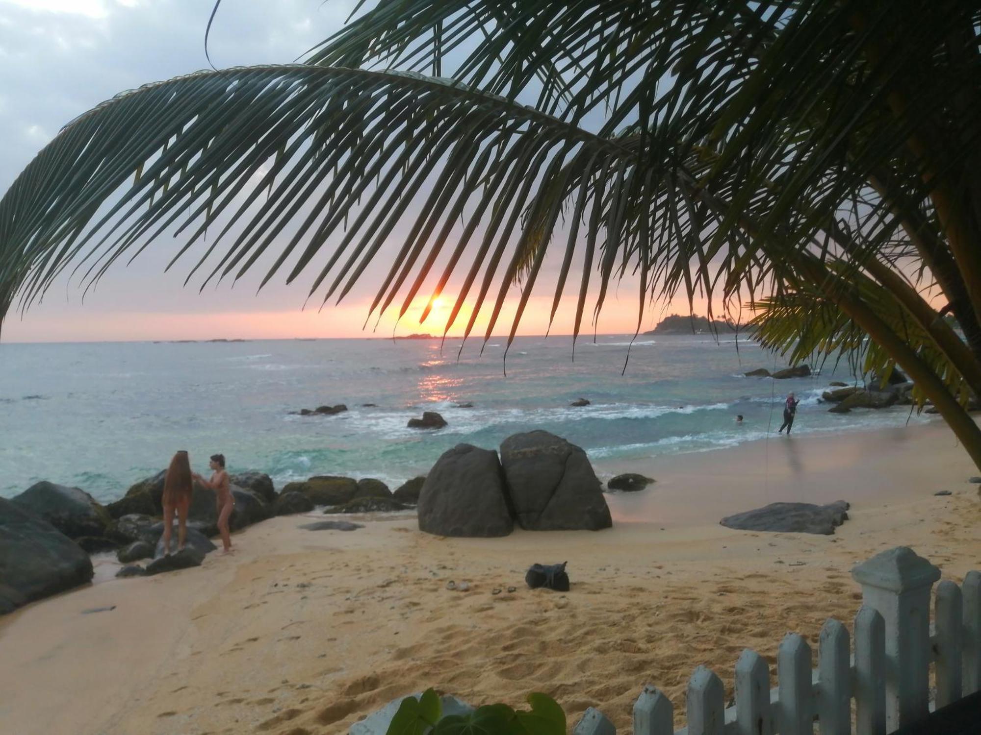 Happy Beach Villa Resort Unawatuna Exterior photo